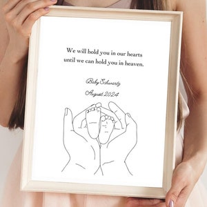 Puede incluir: Una impresión conmemorativa imprimible en blanco y negro con el texto "Te tendremos en nuestros corazones hasta que podamos tenerte en el cielo." La impresión también incluye un dibujo de dos pies pequeños en manos ahuecadas y el texto "Baby Schwartz agosto 2024".