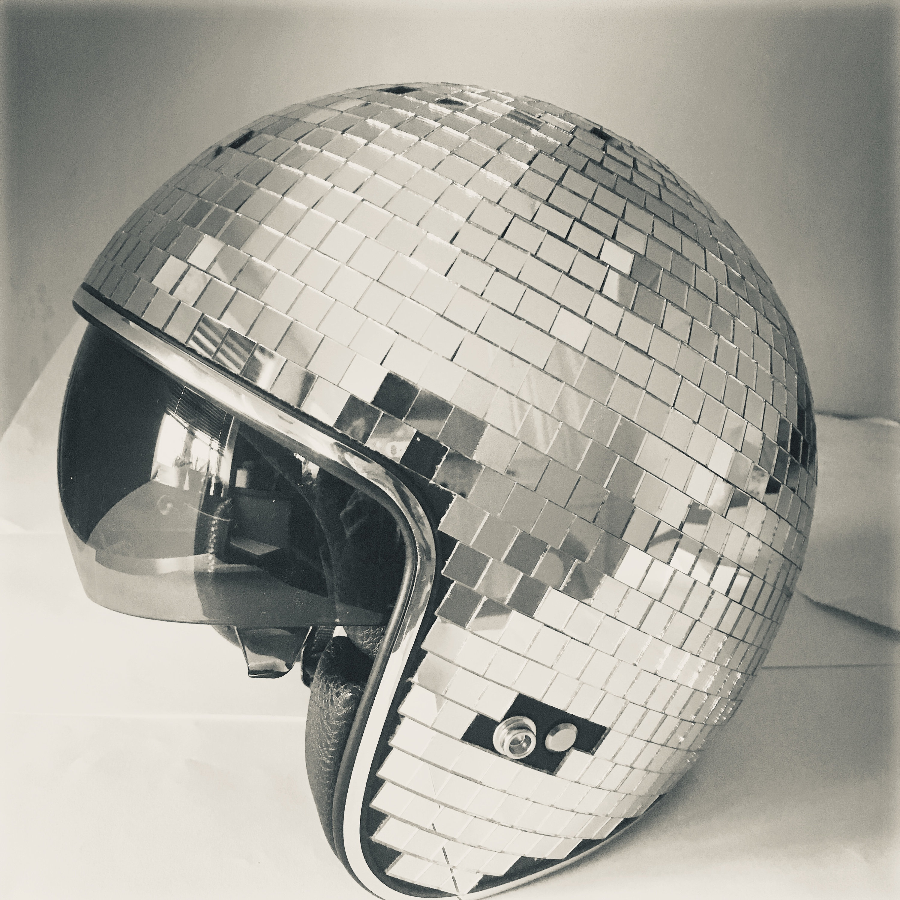 Vendeur d'origine. Casque Disco boule à facettes avec visière rétractable.  -  Canada