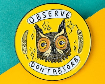Pin esmaltado "Observa, no absorbas": Insignia de autocuidado con búho amarillo