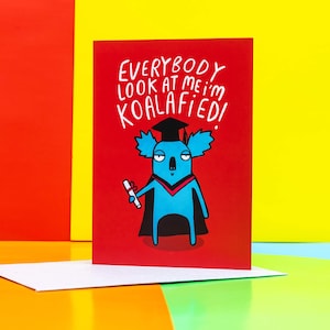 ¡Todos mirenme! Soy una koalaficada. Tarjeta A6. Graduación. Universidad. Colegio. Felicitaciones. Bien hecho. Katie Abey
