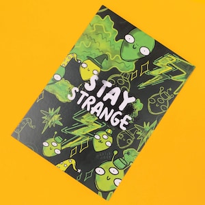 Carte postale Stay Strange A6 - Katie Abey - Alien - Embrace your Weirdness - Galactic - Witchy Print - Vert - Cosmos - Extraterrestres