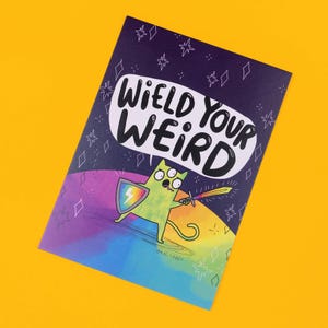 Carte postale A6 Wield Your Weird - Katie Abey - arc-en-ciel - chat extraterrestre - Embrace your Weirdness - Galactique - Cosmos - Cadeau spatial - Bizarre