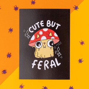 Cartolina A6 con gatto carino ma selvatico - Cartolina divertente - Cartolina di positività - Katie Abey - Spettrale carino - Regalo di Halloween - Gatto fungo