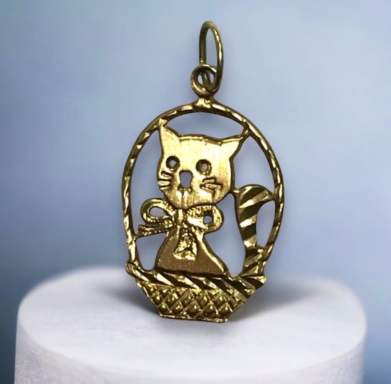 VINTAGE 14K Yellow Gold Kitten in a Basket CAT Ch… - image 1