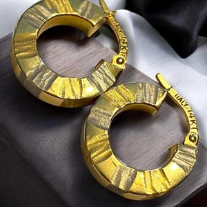 Beautiful Vintage 14k Tri-Color Gold 3/4” Hoop 4mm Earrings