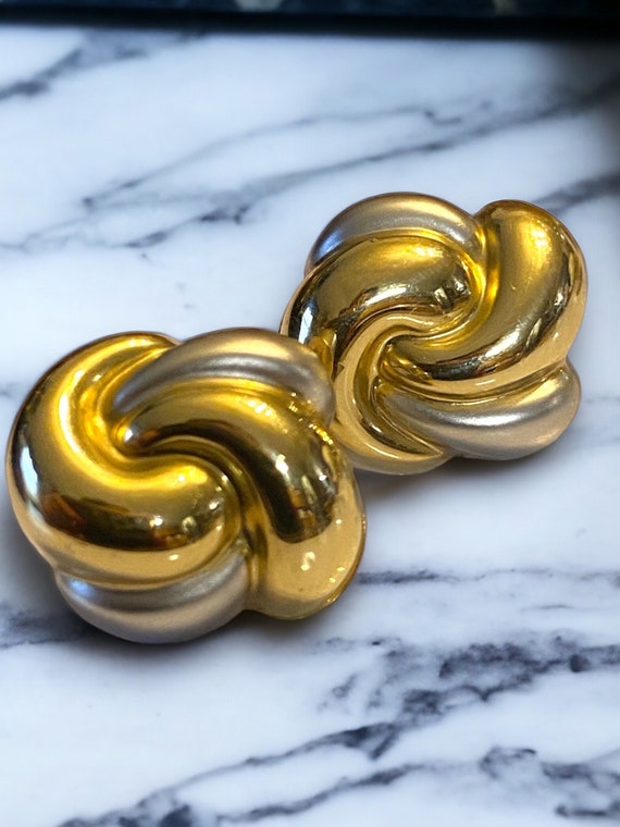 Beautiful Estate 14K Two Tone Gold Puffed Knot Ear