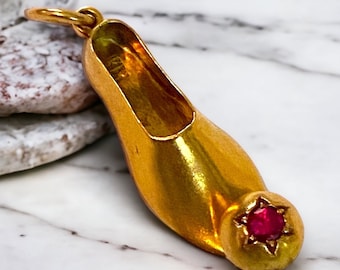 Beautiful Italian 18k 750 Yellow Gold Unique Ruby Shoe Charm Pendant