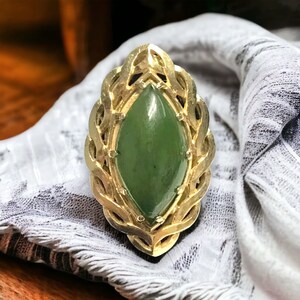 Vintage Ornate 14K Yellow Gold Large Marquis Green Jade Ring Size 6.75