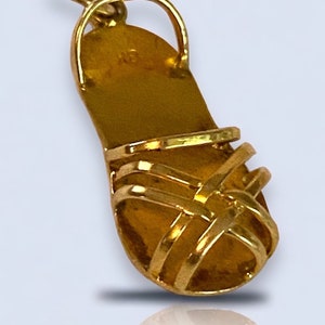 BEAUTIFUL Italian 18k 750 Yellow Sandal Unique Charm Pendant