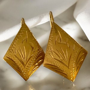 Beautiful Vintage 14k Yellow Gold Etched Kite Shape Dangle 1” Drop Earrings!