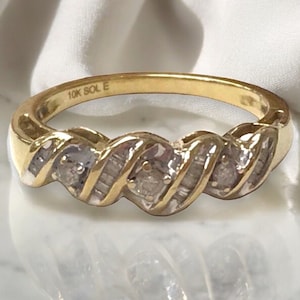 Beautiful 10K YELLOW GOLD DIAMOND and Baguettes Band Ring Size 7