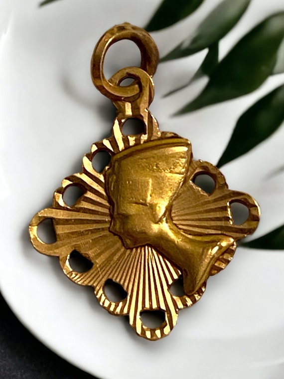 14k yellow on sale gold nefertiti pendant