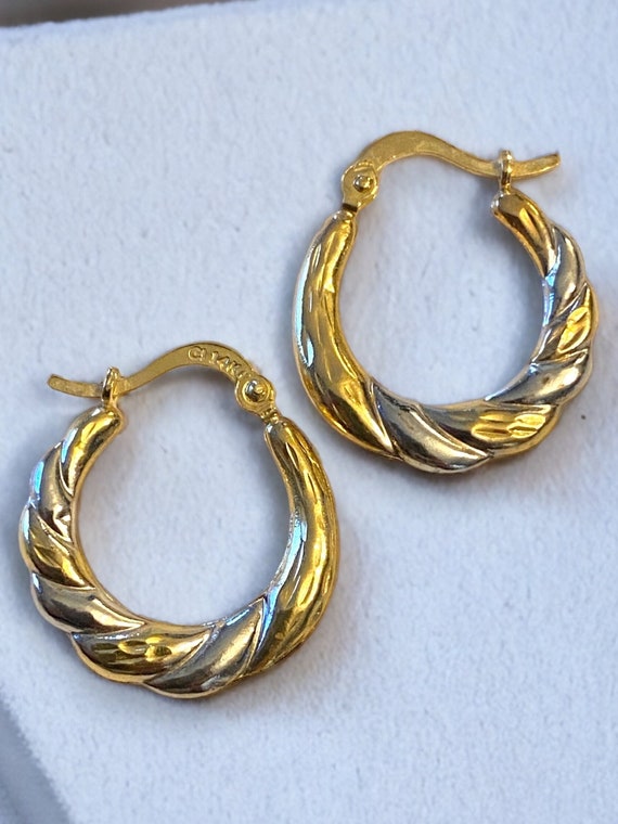 BEAUTIFUL Vintage Small 14K Two Tone Gold Hoop Ear