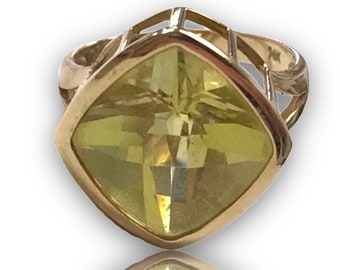 BEAUTIFUL 14K Yellow Gold Large 6 CT Princess Cut PERIDOT Ring Size 7.5