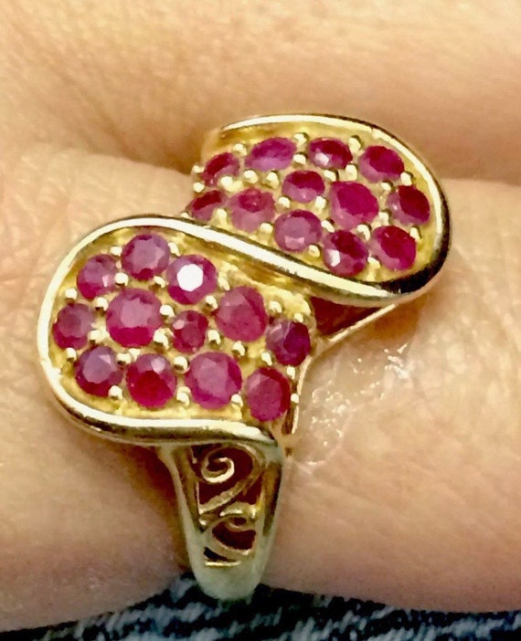 LOVELY Vintage 10K Yellow Gold RUBY Swirl Cluster… - image 2