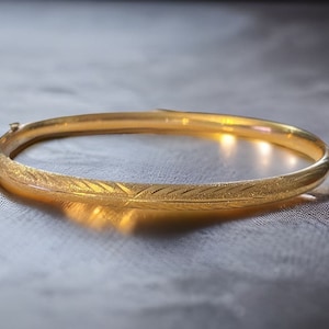 Vintage Estate 14K Yellow Gold Etched 5mm Bangle Bracelet!