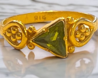 Vintage 22K Yellow Gold BABY Band Trilliont Cut Peridot Green Stone Ring Size 0 PRETTY!