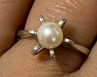 VINTAGE Unique 14K White Gold 6mm Pearl Solitaire Flower Ring Size 5.5