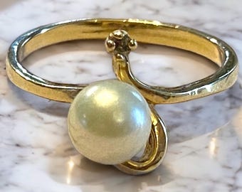 Vintage GORGEOUS 14k Yellow Gold 6mm Pearl and Diamond Ring Size 5.25