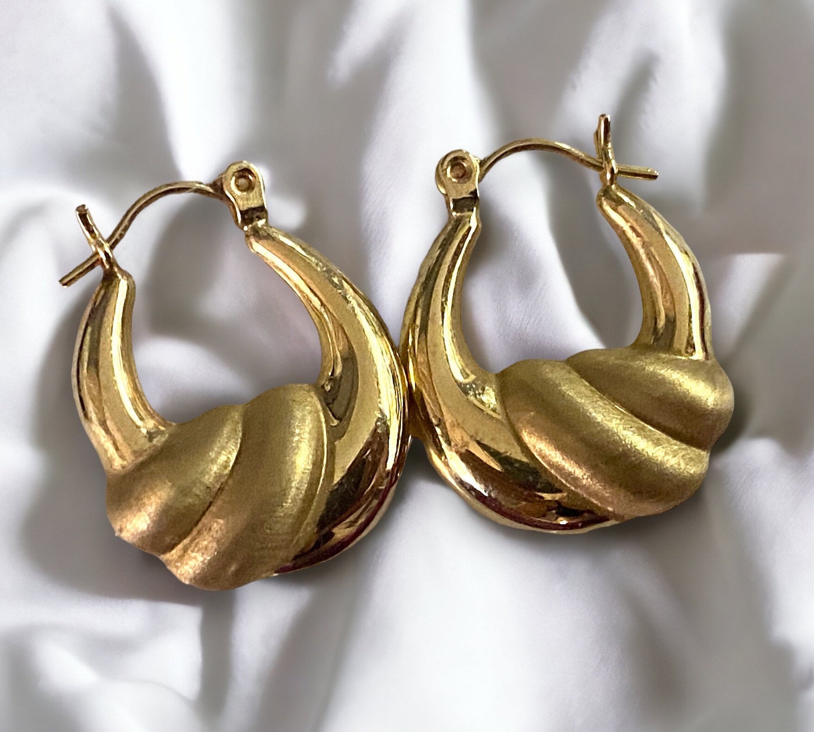 Golden Elegant Retro Fashion Hoop Earrings