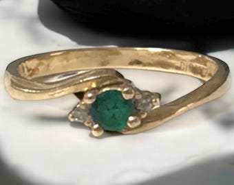 PRETTY Vintage 14K Gold Emerald and Diamond Ring!