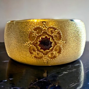 GORGEOUS Vintage 18k Italian Yellow Gold Floral Motif GARNET Band Ring Size 5