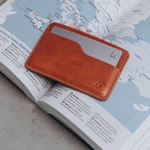 Portafoglio sottile in pelle marrone sella minimalista per uomo o donna, porta carte in pelle pieno fiore fatto a mano, regalo per lui o per lei