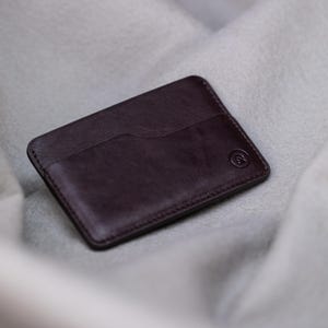 Porta carte sottile in pelle marrone scuro Portafoglio in pelle fatto a mano Porta carte sottile minimalista Portafoglio compatto con tasca frontale Regalo per lui