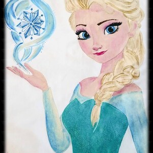 Może przedstawiać: Akwarela przedstawiająca kobietę z blond włosami w warkoczu, ubraną w turkusową sukienkę. Trzyma niebiesko-biały wz&oacute;r płatka śniegu. Grafika ma białe tło i czarną obw&oacute;dkę.