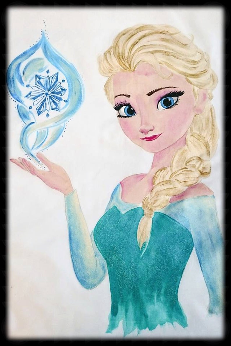 Może przedstawiać: Akwarela przedstawiająca kobietę z blond włosami w warkoczu, ubraną w turkusową sukienkę. Trzyma niebiesko-biały wz&oacute;r płatka śniegu. Grafika ma białe tło i czarną obw&oacute;dkę.