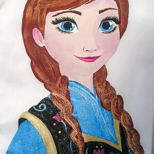 Może przedstawiać: Namalowany portret kobiety z rudobrązowymi włosami splecionymi w warkocze. Ma niebieskie oczy i nosi niebieską suknię z czarno-złotym, zdobionym stanikiem. Dzieło ma efekt brokatu, na białym tle.