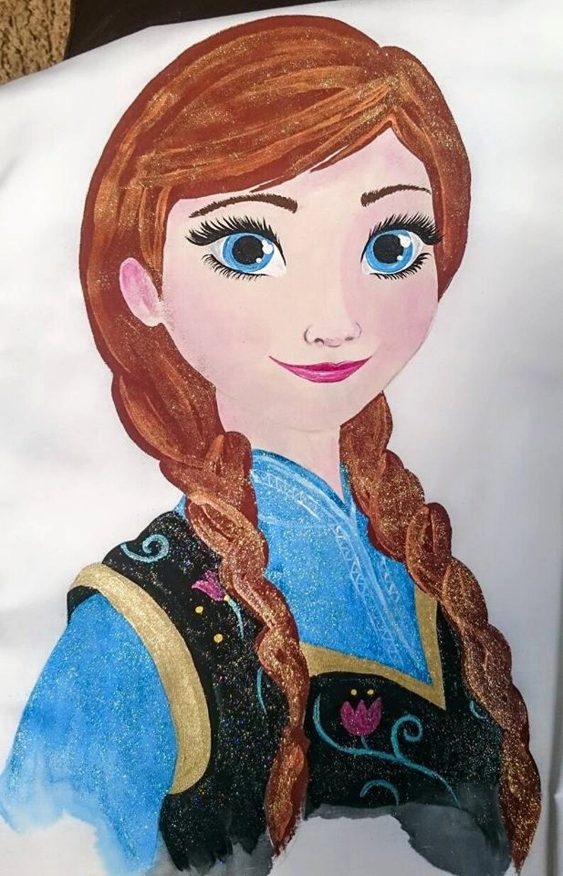 Może przedstawiać: Namalowany portret kobiety z rudobrązowymi włosami splecionymi w warkocze. Ma niebieskie oczy i nosi niebieską suknię z czarno-złotym, zdobionym stanikiem. Dzieło ma efekt brokatu, na białym tle.