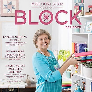 Könnte beinhalten: Ein Magazincover mit einer Frau, die Stoffreste hält. Das Magazin heißt "Block Idea Book" und wird von Missouri Star Quilt Co. herausgegeben. Das Cover zeigt den Text "Explore Quilting Museums", "Find Out Your Storage Style" und "Making Quilts for Foster Children".