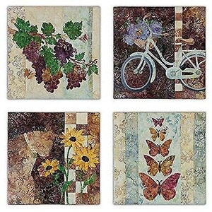 Puede incluir: Conjunto de cuatro posavasos cuadrados con diferentes diseños. Un posavasos tiene un patrón floral con una bicicleta, otro tiene un patrón floral con uvas, otro tiene un patrón floral con girasoles y el último tiene un patrón floral con mariposas.