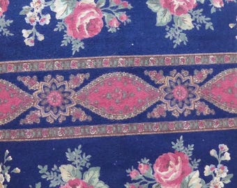 Rose vintage su tessuto di cotone floreale blu scuro di Joan Kessler Concord Fabrics