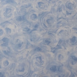 Puede incluir: Un fondo azul con un patrón floral blanco. El patrón está formado por muchos círculos superpuestos, creando un efecto de remolino.