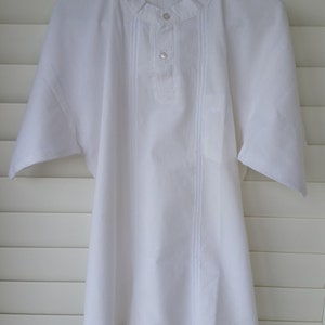 Men&#39;s Guayabera 2 button shirt with banded collar and pocket - White with white embroidery