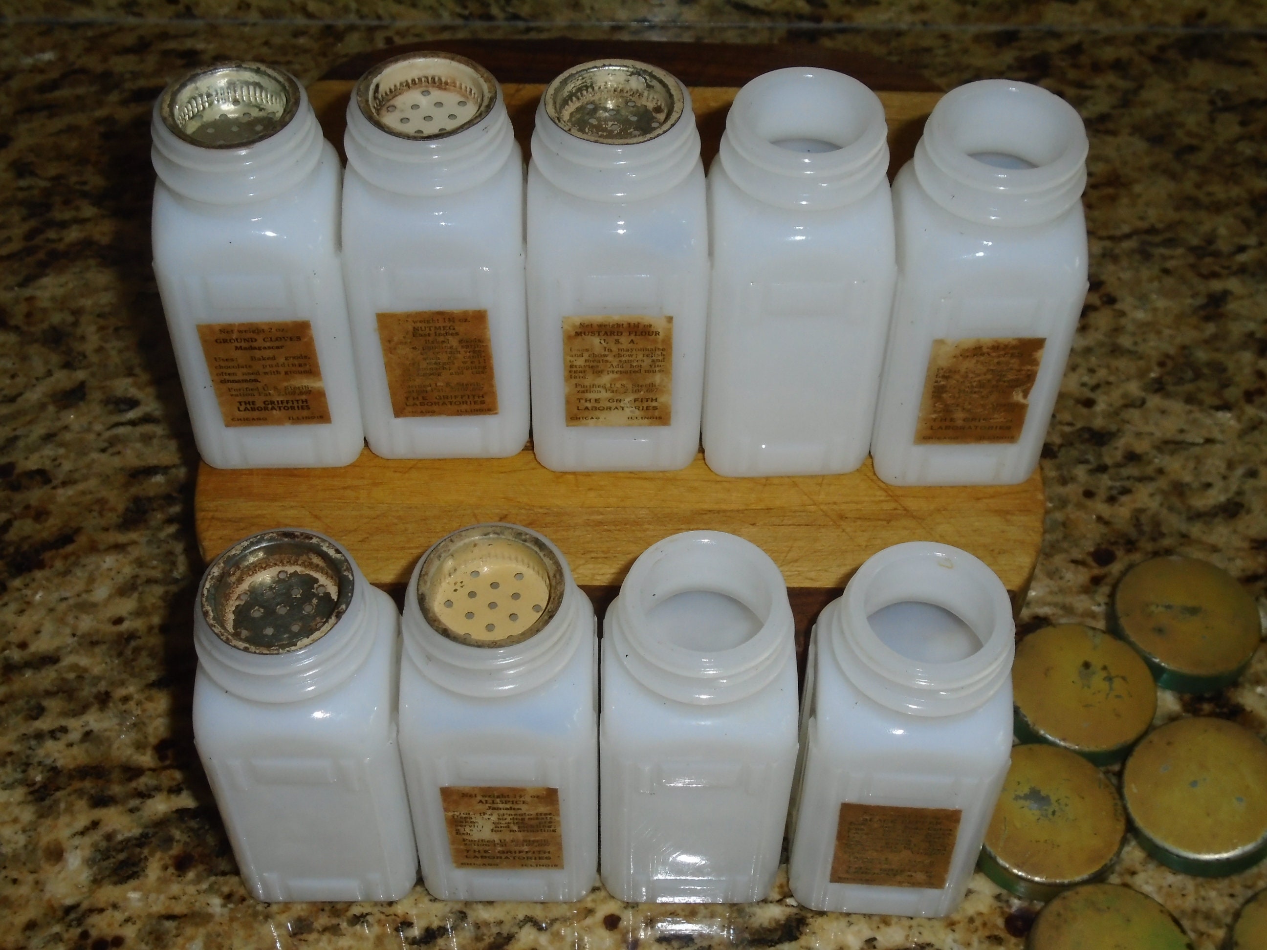 スパイスジャー、蓋付きミルクガラスジャー9個とシェーカースクリーン5