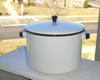 White Porcelain Stock Pot, white enamel stock pot, lid. 6 quarts, black metal handles. Lid has black plastic knob. Rustic Farmhouse