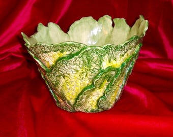 Bol de ensalada de hojas verdes.