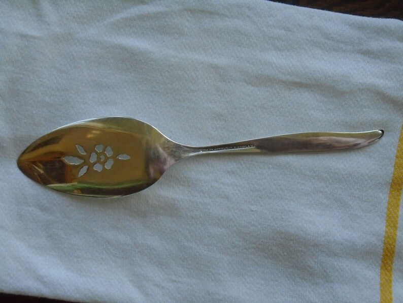 ONEIDA COMMUNITY SILVERPLATE Cake Server Winsome Pattern repeats in cut outs of paddle Vintage Silver Plated Server