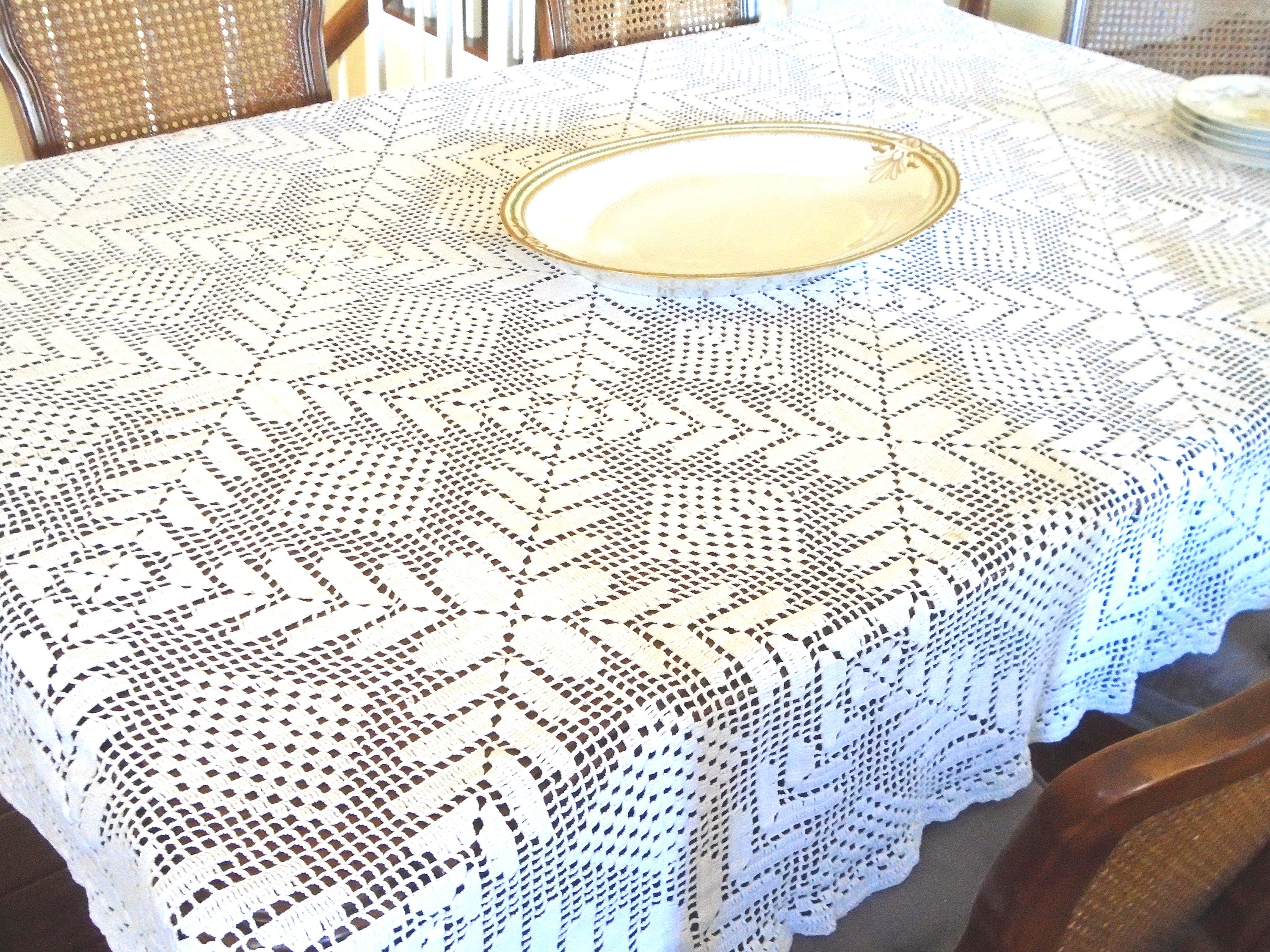 かぎ針編みのテーブルクロス、白地にダイヤモンドのシェブロン模様。長