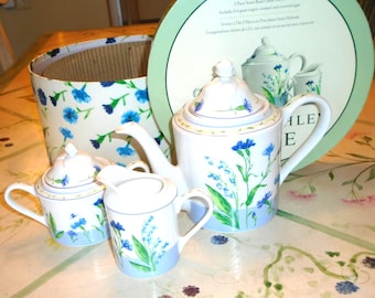 Juego de té vintage de porcelana semihuesa, tetera, cremera y azucarero con diseño floral de aciano azul. LAURA ASHLEY