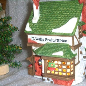 Frutería y tienda de especias T. Wells. Edificio de ladrillo visto, ventanal semicircular, tejado de pizarra, ventanal con tragaluz en la puerta principal de roble. 1988-1990
