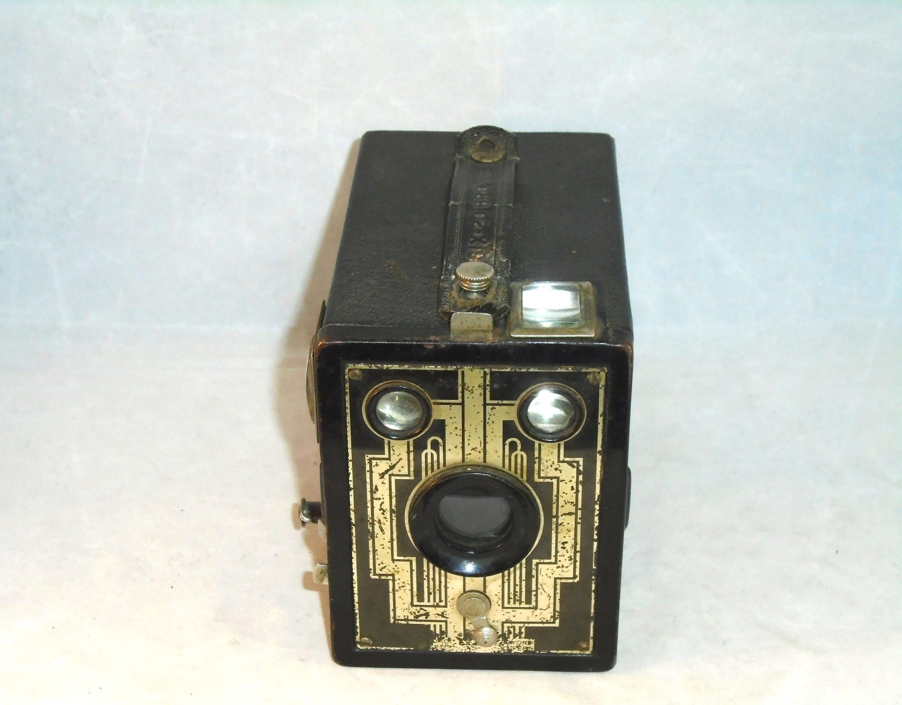 L'appareil photo Six-20 Brownie box a été fabriqué par Kodak aux États-Unis et Kodak Ltd. au Royaume-Uni, en mai 1933 et avril 1941. 2 zones de mise au point, 5'-10' et au-delà.