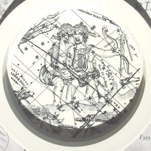 Plato de cumpleaños GÉMINIS 'LOS GEMELOS', Zodiaco. Del 22 de mayo al 21 de junio. Porcelana iroquesa en blanco y negro. Estrellas y constelaciones.
