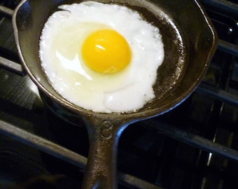 Cast Iron Skillet Vintage Unmarked #3 with Heat Ring, Well seasoned, Individual Pan Pizza, Saute Pan