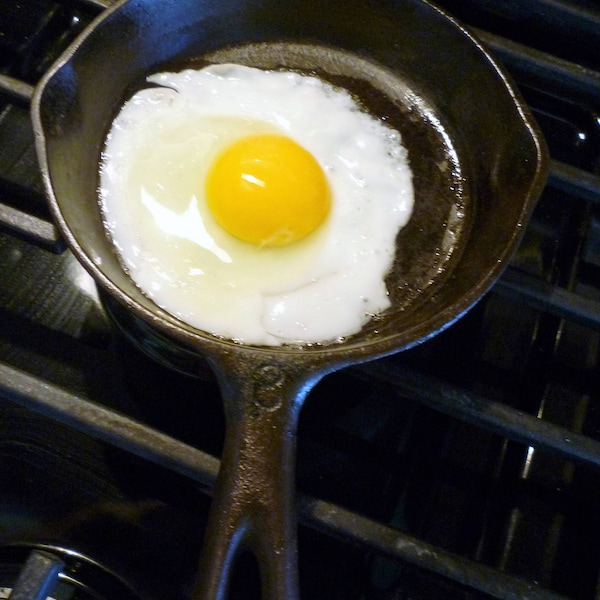 Cast Iron Skillet Vintage Unmarked #3 with Heat Ring, Well seasoned, Individual Pan Pizza, Saute Pan