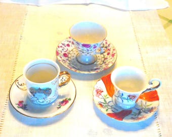 Juego de taza y platillo vintage demitasse, recuerdo de Roma, con motivos florales pintados a mano.