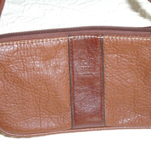 Cartera de mano Coach de cuero color canela. Coach Leatherware, EST. 1941. Cartera/Maquillaje/Muñequera con cremallera.